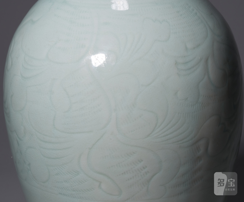 明代 青白釉暗刻莲花纹梅瓶 - 图7